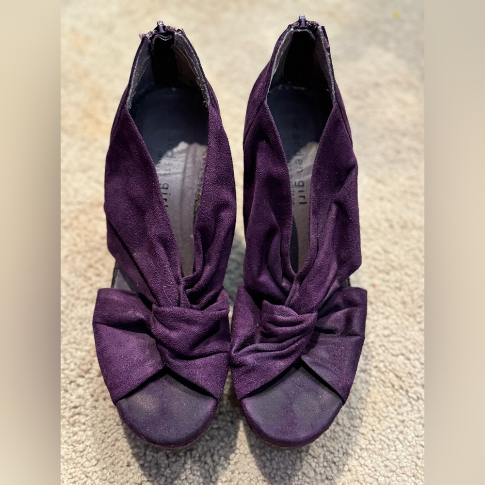 Purple and gold madden girl wedges. Very comfortable. Zipper in the back